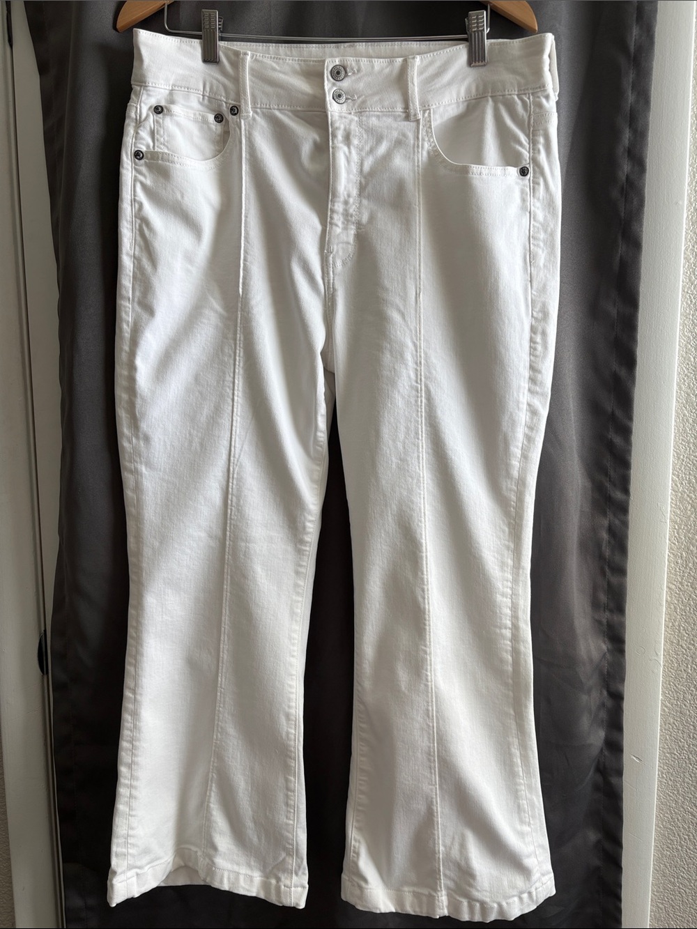 American Eagle Outfitters Super Hi Rise Stetch BOHO White Flare Jeans SZ 16
